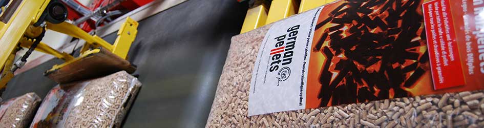 Holz-Pellet von German-Pellets als Sackware auf dem Laufband